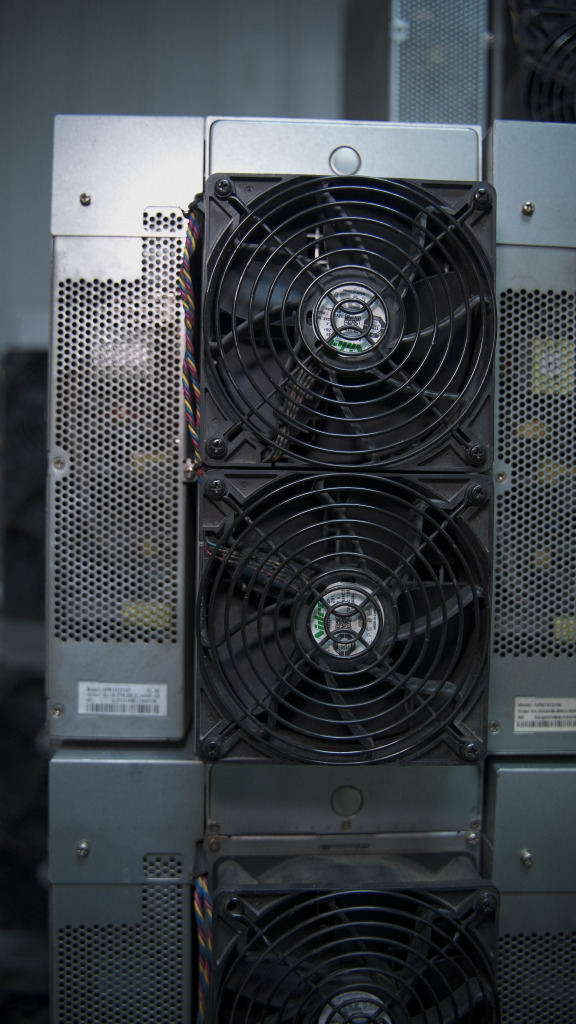 ASIC майнер Canaan Avalon A1566 185 TH/s